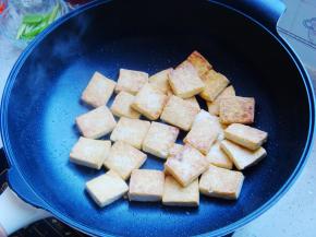 两三分钟后晃动几下锅掂起翻面，完全不沾锅哦！