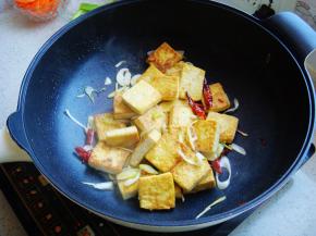 两面煎成金黄色，倒入葱段、辣椒、姜蒜翻炒均匀。