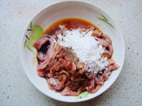 肉片里加入玉米淀粉、生抽、盐、料酒。