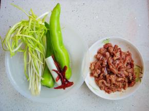 青椒、蒜黄、葱、干辣椒备用。