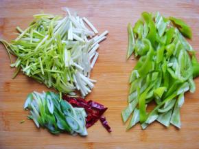 蒜黄、辣椒、葱切小段，青椒切片。