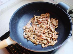 倒炒锅里倒入适量食用油，油热后倒入腌制好的肉片翻炒变色。