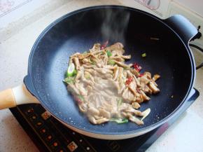 掂锅翻炒均匀。