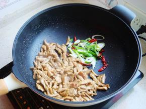 倒入葱和辣椒。