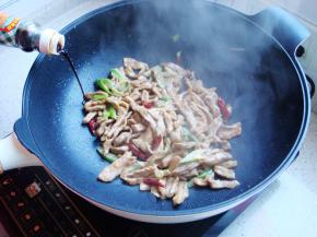 加入生抽翻炒。