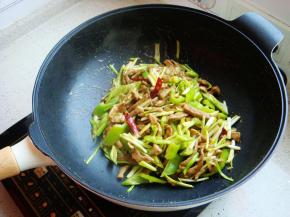 炒至断生即可出锅。