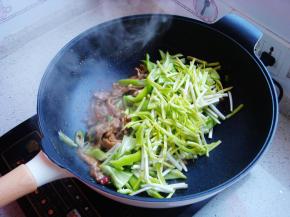 最后倒入青椒和蒜黄。