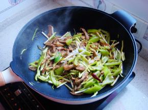 加入盐翻炒均匀。