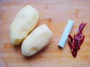 土豆去皮清洗干净，葱、干辣椒备用。