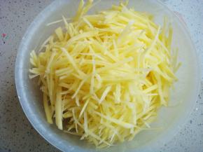 把土豆丝捞出沥干水份备用。