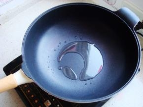 炒锅里倒入适量食用油。