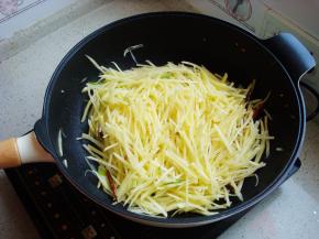 倒入土豆丝翻炒，加入白醋，最后加入盐。身轻如燕，自由掂锅！