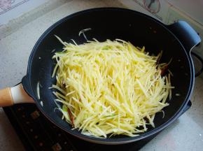 倒入土豆丝翻炒，加入白醋，最后加入盐。身轻如燕，自由掂锅！