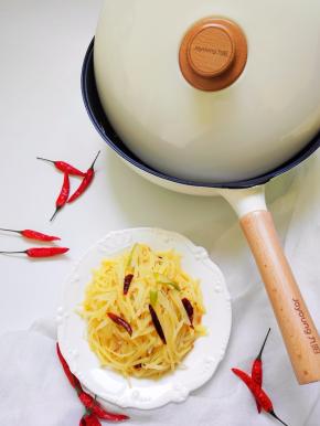 翻炒断生即可出锅。