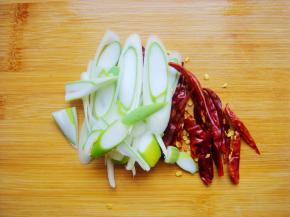 葱，辣椒分别切小段。