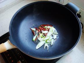 油热后倒入葱和辣椒翻炒煸香。