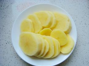 土豆切片入蒸锅隔水蒸熟。
