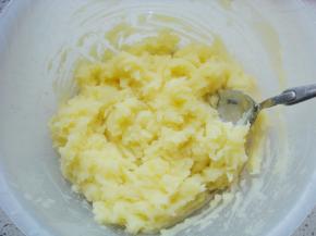 用小勺子压成泥。