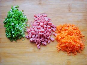 分别切成碎粒。