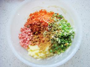 加入盐、五香粉、辣椒粉（不喜辣可忽略不放）。