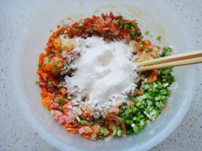 加入面粉，用筷子搅拌均匀。