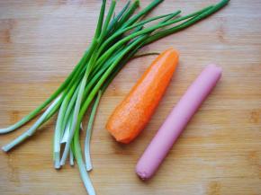 香葱、胡萝卜、香肠备用。