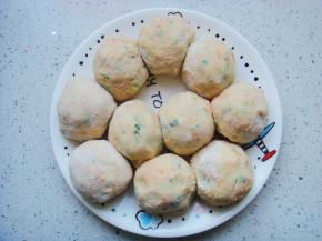 平均分成约60克一个的小剂子团成团。（也可撒少许干面粉防沾）