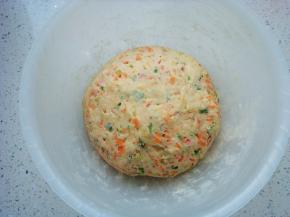 手上抹少许食用油防沾团成面团。