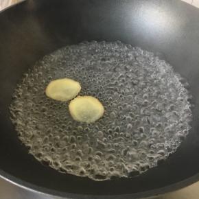 锅中放二片姜片和料酒，加水烧开