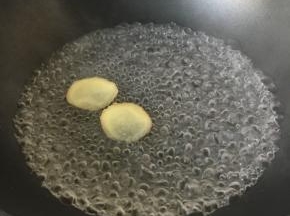锅中放二片姜片和料酒，加水烧开