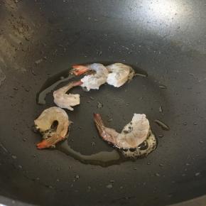 捞出虾头备用，放入虾