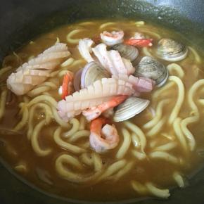 放入鱿鱼、文蛤和虾大火煮半分钟