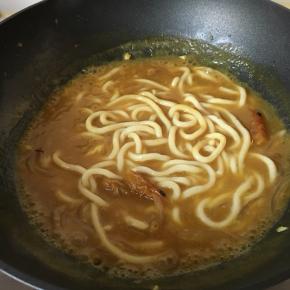 大火至汤汁浓稠，加入盐，拼捞出虾头