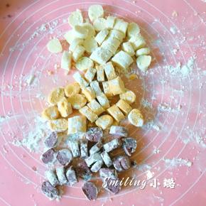 分别取一小块面团，搓成细长条，再用刀切成小段备用，尽量切小一点，撒点木薯粉防沾