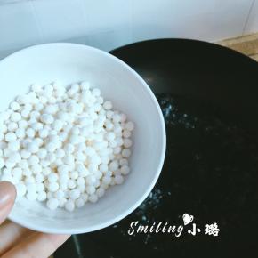 这时候可以煮西米，锅里放水大火烧开，放入西米，盖上锅盖