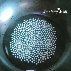 煮5分钟后，关火焖5分钟，打开看西米的外面一圈已经变透明了一点