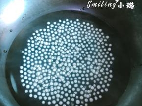 煮5分钟后，关火焖5分钟，打开看西米的外面一圈已经变透明了一点