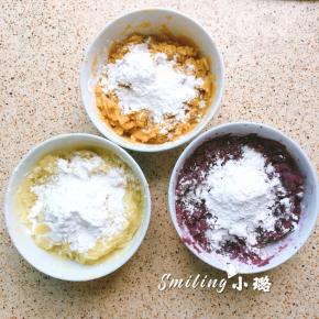 将蒸熟的红薯紫薯土豆用叉子捣成泥，越细腻越好，再慢慢地少量加入木薯粉