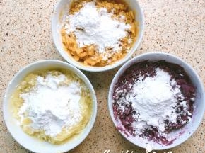 将蒸熟的红薯紫薯土豆用叉子捣成泥，越细腻越好，再慢慢地少量加入木薯粉