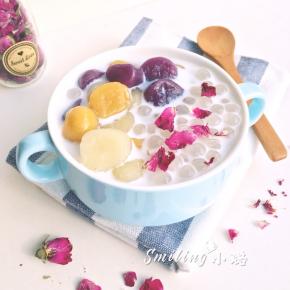 纯牛奶热一下，加入芋圆和西米中，喜欢甜的加适量糖