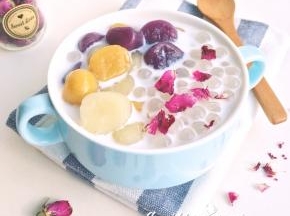 纯牛奶热一下，加入芋圆和西米中，喜欢甜的加适量糖