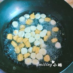 先煮白色和黄色的芋圆，水开后加入芋圆，转中火，分三次加入少许冷水，最后芋圆浮上来就好啦，西米也可以在这里稍微热一下，紫色芋圆因为会把水的颜色变得有点绿所以单独煮