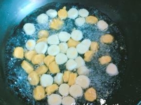 先煮白色和黄色的芋圆，水开后加入芋圆，转中火，分三次加入少许冷水，最后芋圆浮上来就好啦，西米也可以在这里稍微热一下，紫色芋圆因为会把水的颜色变得有点绿所以单独煮