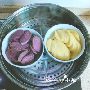 紫薯和土豆洗净削皮切片，上蒸锅蒸，大火烧开后蒸20分钟左右，以筷子能轻松戳进去为准，因为家里有剩下之前煮熟的红薯，所以红薯另外直接热了一下