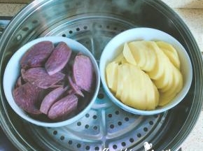 紫薯和土豆洗净削皮切片，上蒸锅蒸，大火烧开后蒸20分钟左右，以筷子能轻松戳进去为准，因为家里有剩下之前煮熟的红薯，所以红薯另外直接热了一下