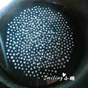 锅内重新烧水，将西米煮5分钟焖5分钟，打开看还是没有完全透明，再捞出来过冷水