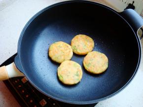 小火煎至金黄色，约一分钟后翻面再煎。受热均匀完全不粘锅哦！