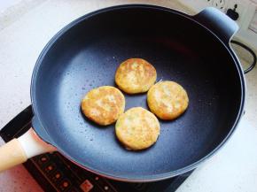 两面均煎成金黄色即可出锅。