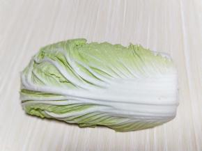 一颗大白菜，去掉外面一层，再去根，洗干净。