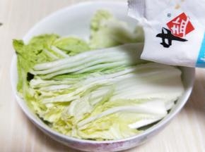 放一层白菜，撒一层盐。